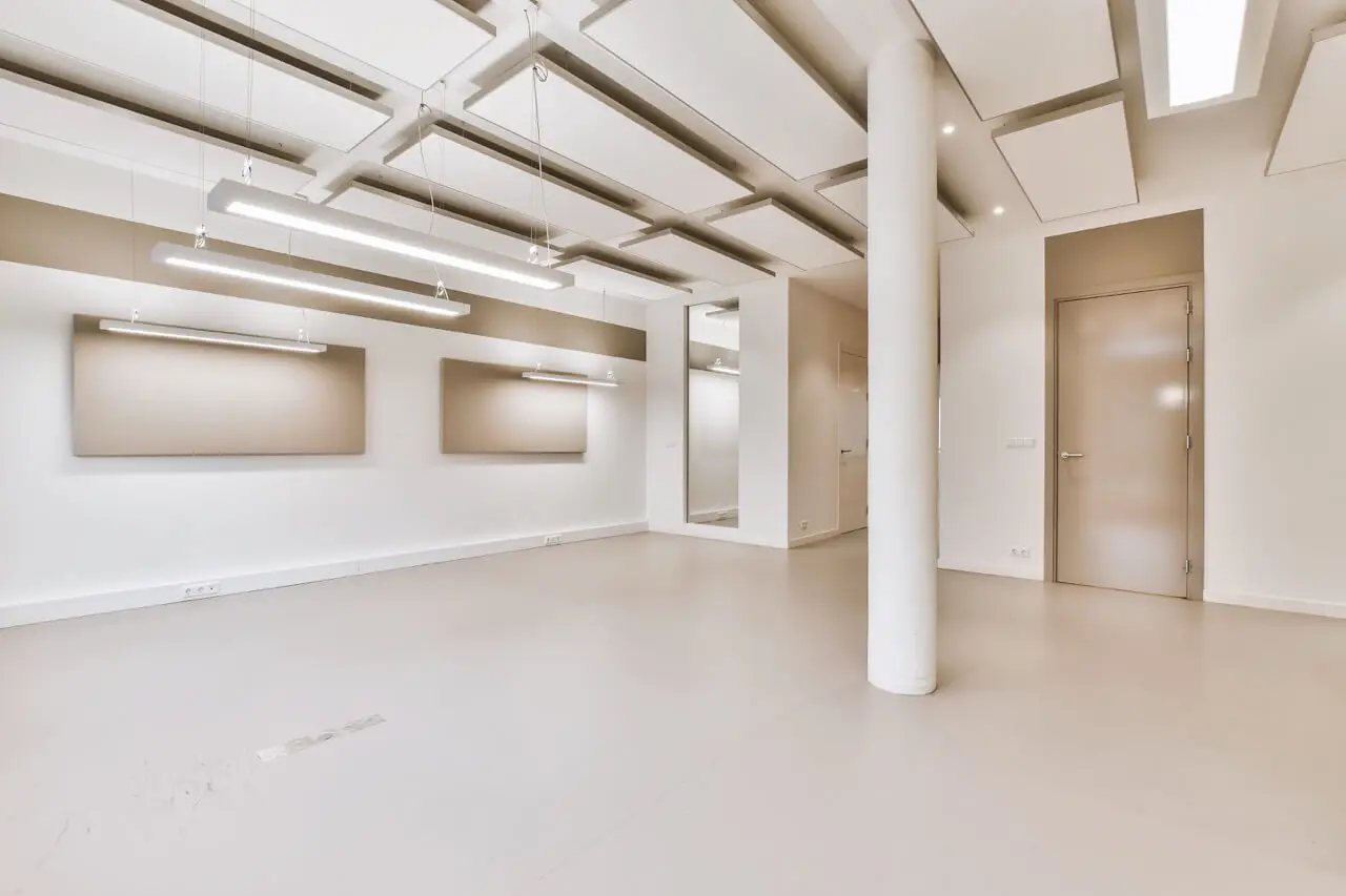 Salon lumineux d'un logement vendu dans le cadre d'un compromis de vente